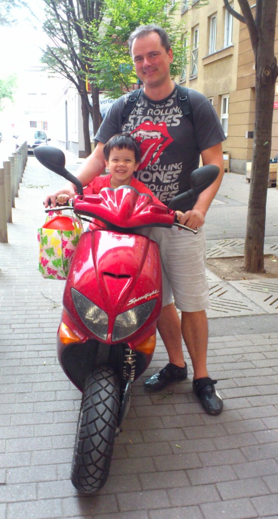 Sebastian auf Papas Moped