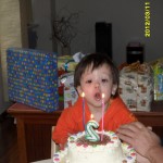 Sebastian bläst die Kerzen seiner Geburtstagstorte aus
