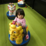 Sophia im Babyautodrom