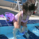 Sophia beim Wasser spielen