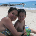 Sebastian mit Mama am Strand