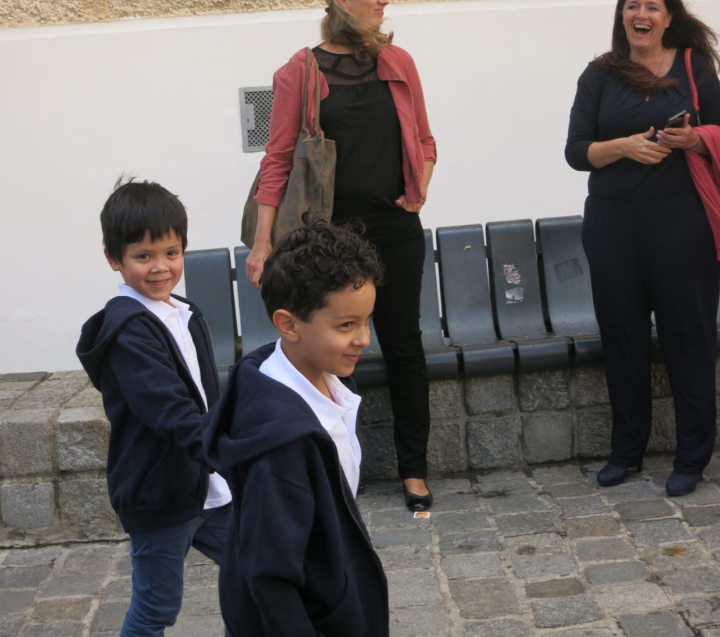 Sebastian und sein Kindergartenfreund am ersten Schultag am Weg zur Kirche der Piaristen im Hintergrund Christine)